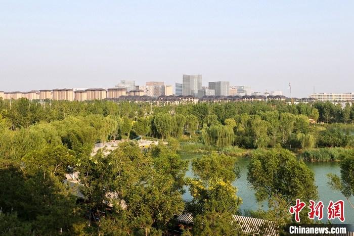 從完成頂層設(shè)計(jì)到如火如荼大規(guī)模建設(shè)，六年來(lái)，雄安新區(qū)如春天的竹子一般拔節(jié)生長(zhǎng)，這座承載千年大計(jì)的“未來(lái)之城”已雄姿初顯。從“一張白紙”開(kāi)始著墨，如今的雄安新區(qū)已是濃墨重彩的“山水畫(huà)”。<a target='_blank' href='/'>中新社</a>記者近日走訪了雄安新區(qū)多地，從“藍(lán)綠金”三色感受這座“未來(lái)之城”的巨大變化。圖為7月18日拍攝的河北雄安新區(qū)金湖公園。 <a target='_blank' href='/'>中新社</a>記者 易海菲 攝