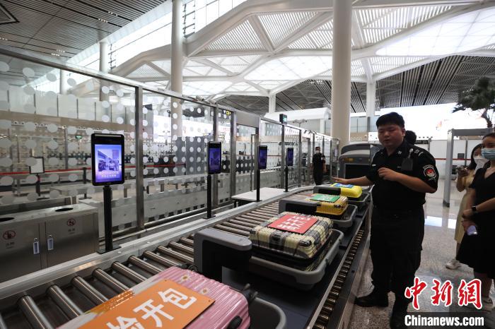 （高質(zhì)量發(fā)展調(diào)研行）探訪海口美蘭國際機場封關(guān)運作項目：將實現(xiàn)旅客“無感通關(guān)”