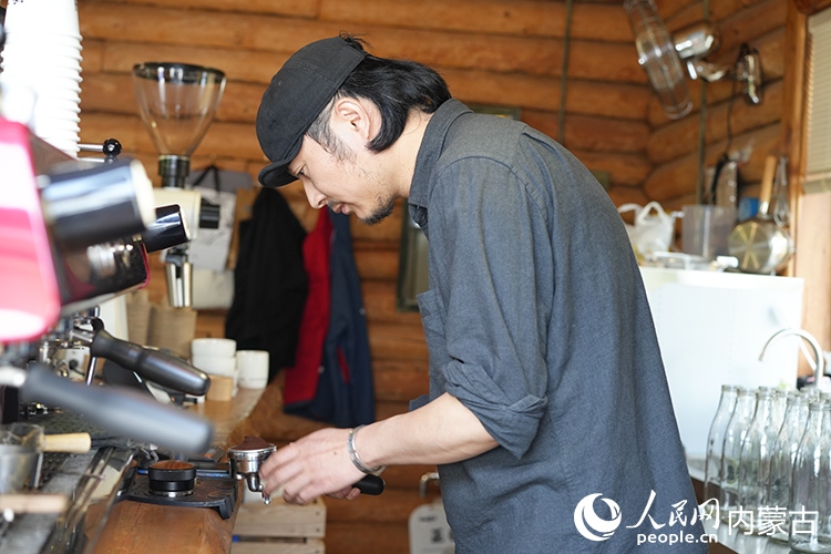 喻曉在小木屋中制作咖啡。人民網(wǎng)記者 李睿攝