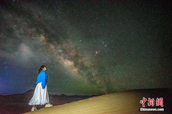 圖為6月20日晚，游客在西藏阿里暗夜公園與銀河“合影”。曹枝清 攝