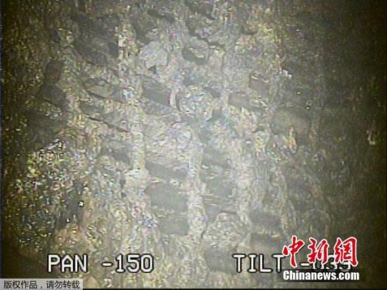 當(dāng)?shù)貢r間2月2日，東京電力公司公布對福島第一核電站2號機組反應(yīng)堆安全殼內(nèi)拍攝到的圖像。根據(jù)分析，結(jié)果顯示內(nèi)部空間輻射量推算為最大每小時530希沃特。圖為機器人拍到的受損反應(yīng)堆底部的物質(zhì)。