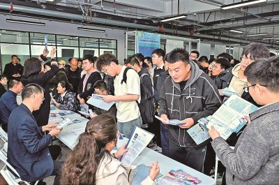 2024年3月，在蘭州大學(xué)2024屆畢業(yè)生大型春季綜合雙選會(huì)現(xiàn)場(chǎng)，青年學(xué)子踴躍報(bào)名西部用人單位。 蘭州大學(xué)供圖