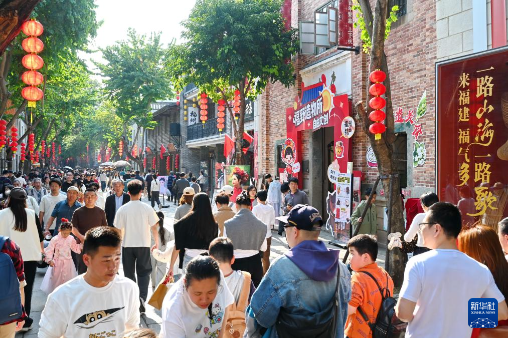 2月22日，市民游客在福州上下杭歷史文化街區(qū)參觀游覽。新華社記者林善傳 攝
