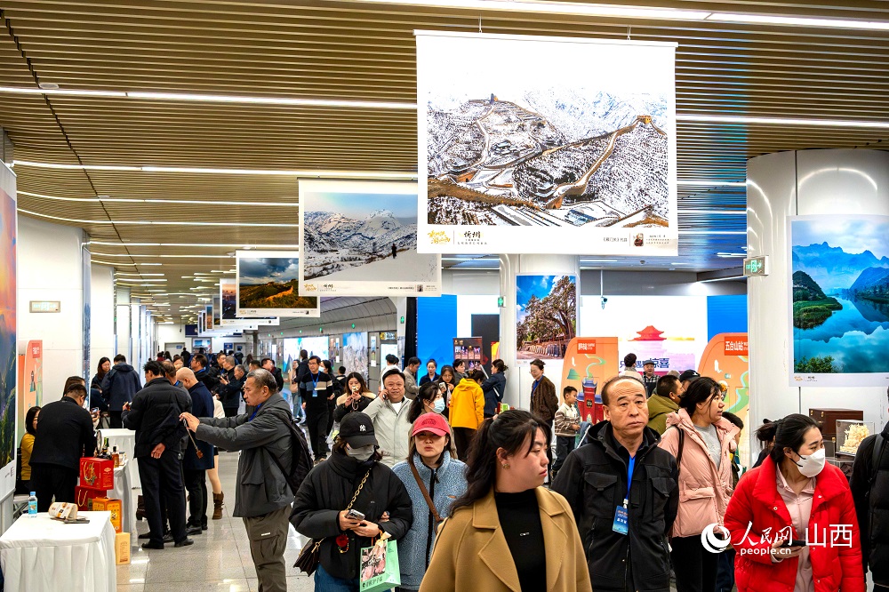 “相約忻州·盡享冬韻”暨“乘地鐵游山西”主題攝影展（忻州）在太原地鐵長風(fēng)街站啟幕。