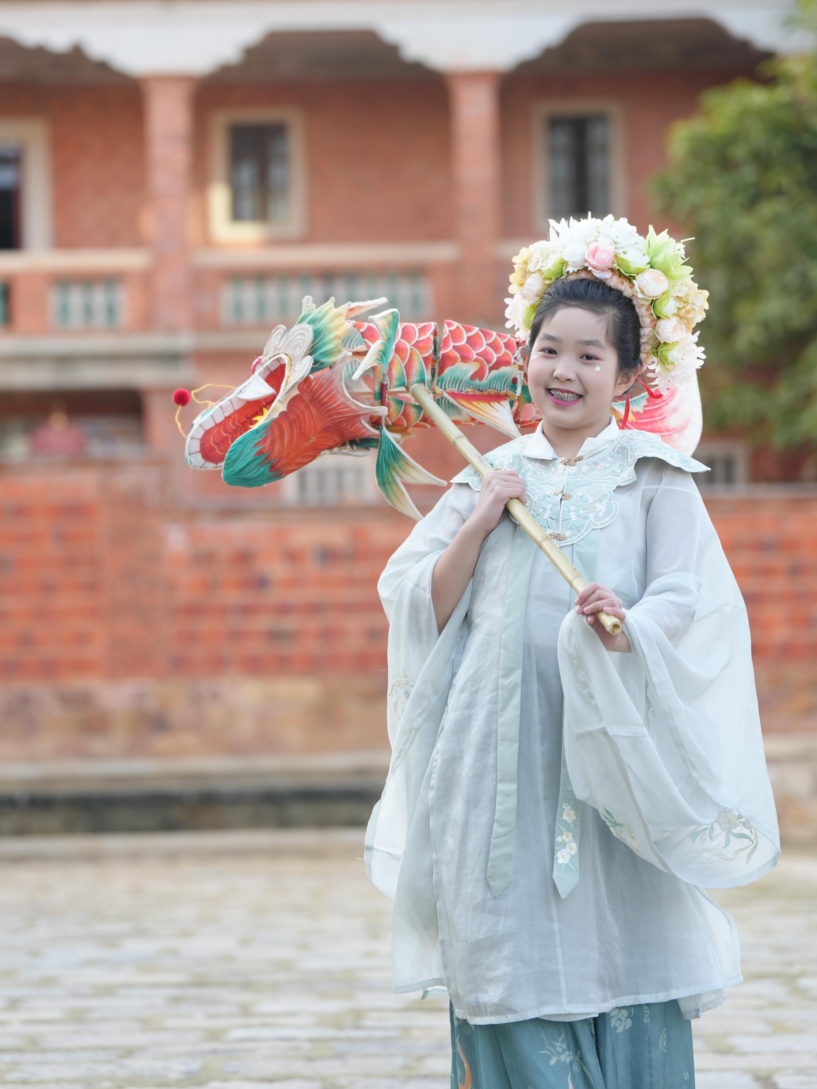 在泉州，沈女士為女兒拍下頭戴簪花的照片。受訪者供圖