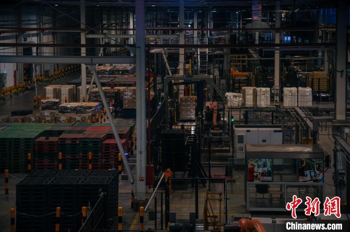 基地依托數(shù)字技術(shù)打造“黑燈工廠”?！±钅宪?攝