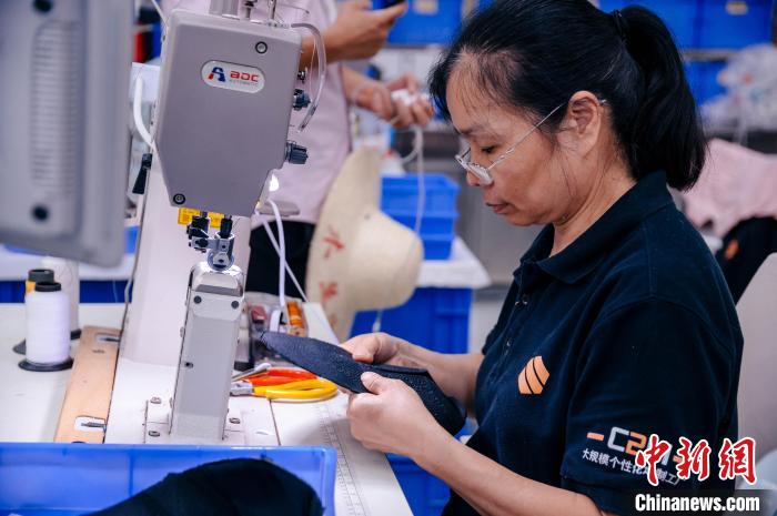 圖為員工在生產(chǎn)線工作?！±钅宪?攝