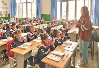 2023年5月，西北師范大學(xué)學(xué)生在新疆阿克蘇地區(qū)溫宿縣吐木秀克鎮(zhèn)第一小學(xué)實(shí)習(xí)支教。 卓杰攝