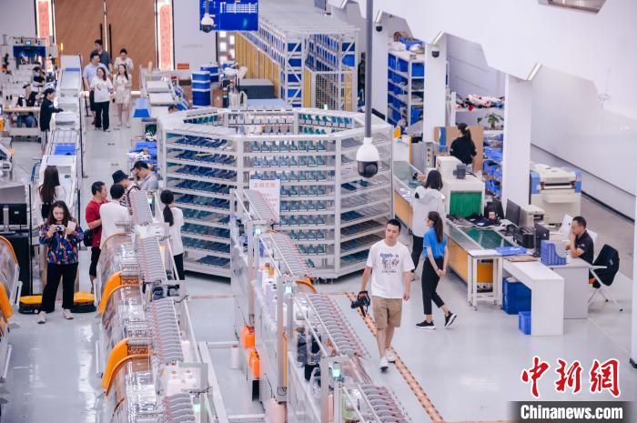 圖為莆田雙馳鞋業(yè)個性化定制示范工廠?！±钅宪?攝