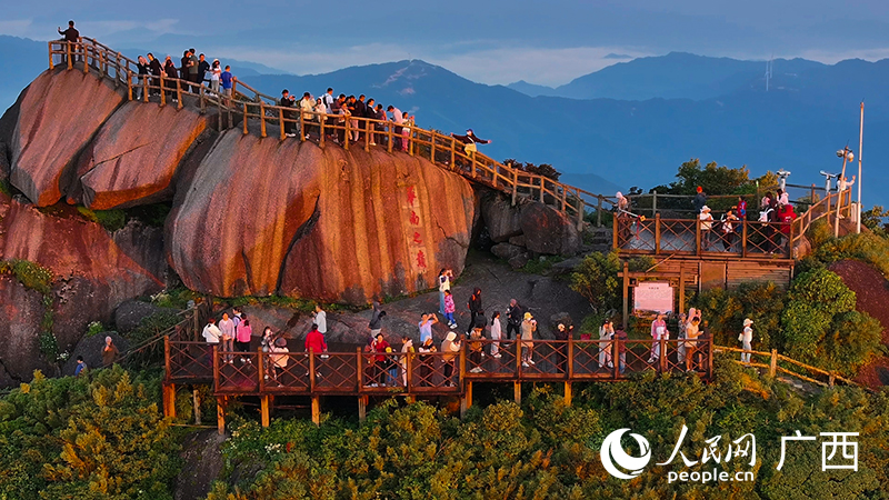 游客在觀賞日出。人民網(wǎng) 雷琦竣攝