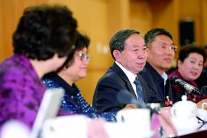 3月8日，全國政協(xié)舉行教育界別聯(lián)組會議，教育部部長袁貴仁右三到會聽取建議。