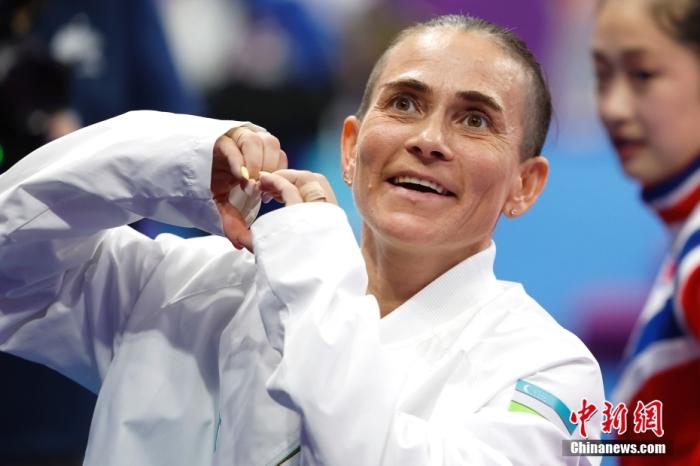 資料圖：9月28日，杭州第19屆亞運會競技體操女子跳馬決賽在黃龍體育中心體育館舉行。烏茲別克斯坦選手丘索維金娜以13.383分獲得該項目第四名。圖為丘索維金娜在賽后向觀眾比心。<a target='_blank' href='/'>中新社</a>記者 富田 攝