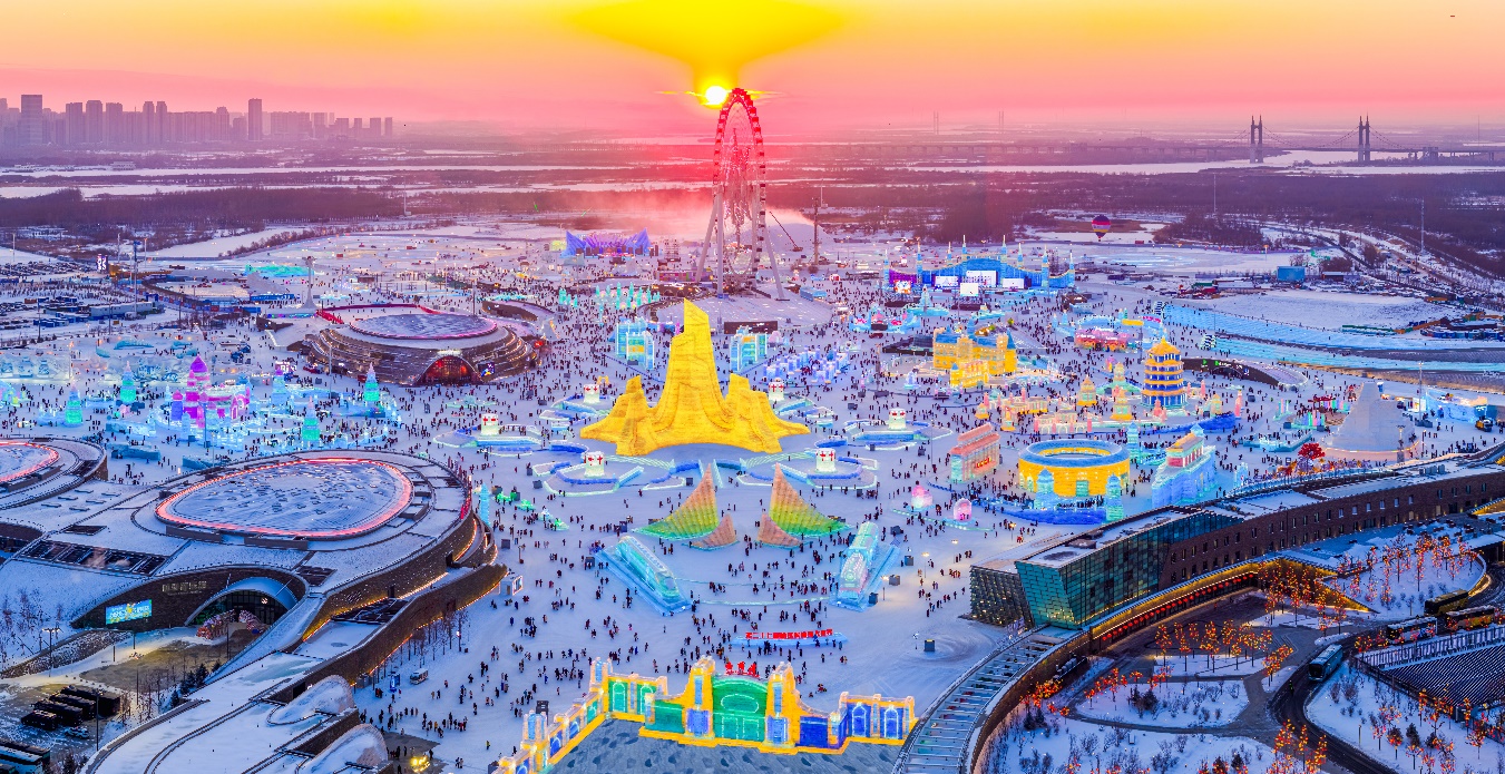 哈爾濱冰雪大世界迎來“開門紅”。人民網(wǎng)記者 蘇靖剛攝