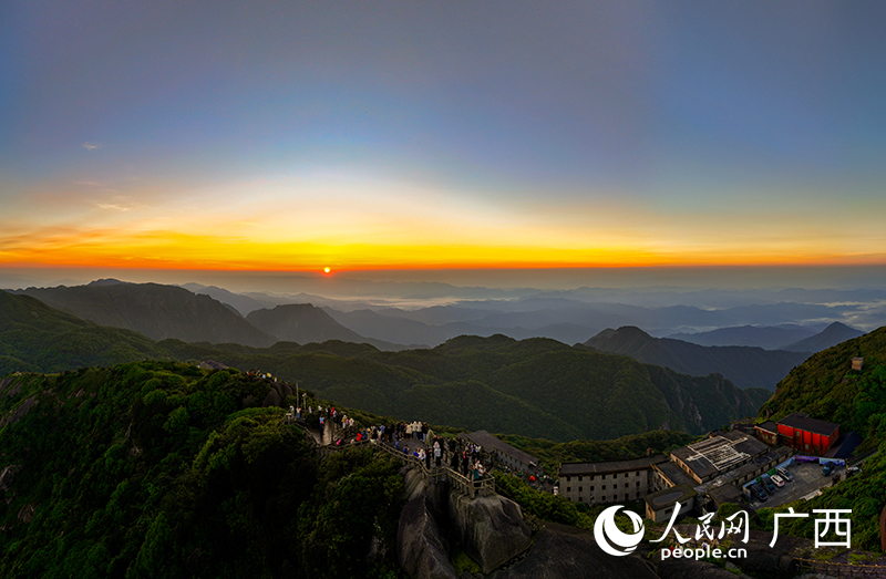 紅日破云而出。人民網(wǎng) 雷琦竣攝