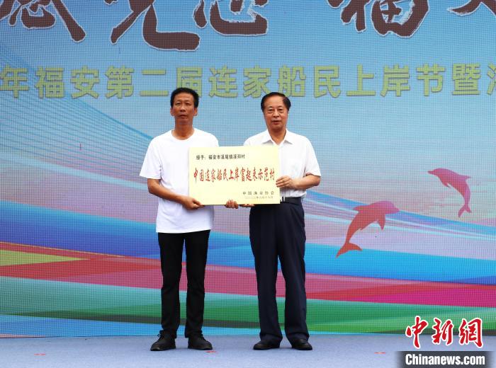 溪邳村獲“中國(guó)連家船民上岸富起來(lái)示范村”榮譽(yù)稱號(hào)?！×珠派?攝