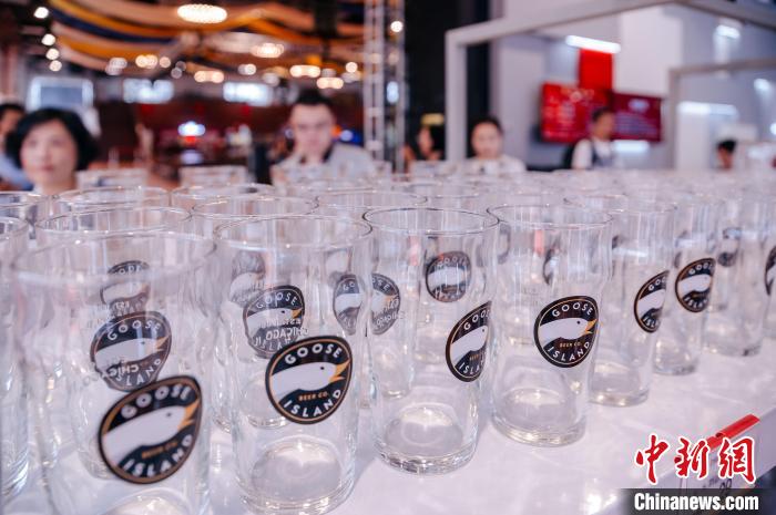 基地內(nèi)，各式啤酒文化周邊產(chǎn)品在出售?！±钅宪?攝