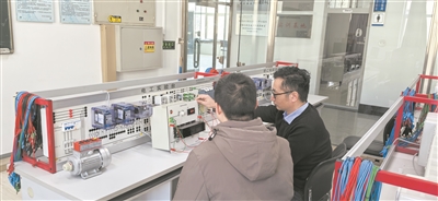 圖為哈爾濱工程大學(xué)教師指導(dǎo)學(xué)生開(kāi)展新工科課程的實(shí)驗(yàn)項(xiàng)目。受訪(fǎng)者供圖