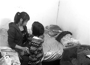 小梅現(xiàn)在只身帶著女兒，生活困難 圖片來源：溫州網(wǎng)