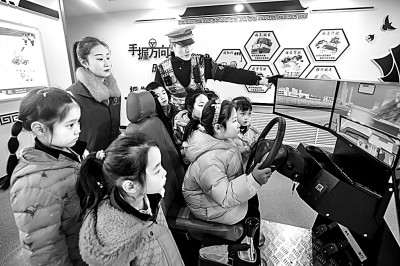 山東省榮成市公安局道路交通安全宣傳教育基地,交警帶領(lǐng)小學(xué)生現(xiàn)場(chǎng)體驗(yàn)?zāi)M駕駛。新華社發(fā)