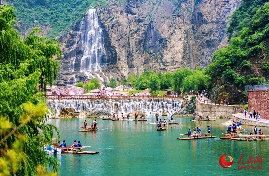 泛舟水上，成為酷熱夏季的一個(gè)避暑良方。人民網(wǎng)記者 王佩攝