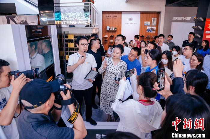 定制示范工廠可從腳型測量儀采集數(shù)據(jù)，按需進行“私人訂制”。　李南軒 攝