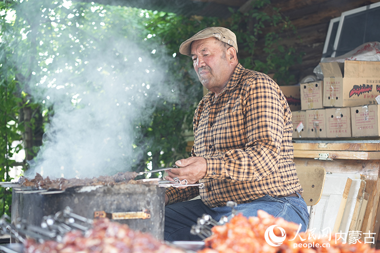 孫金花家庭小院內(nèi)，正在烤制肉串。人民網(wǎng)記者 李睿攝
