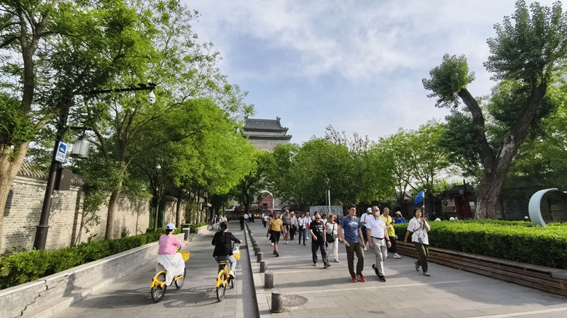 外國游客游覽北京鼓樓。人民網(wǎng)記者 李楠樺攝