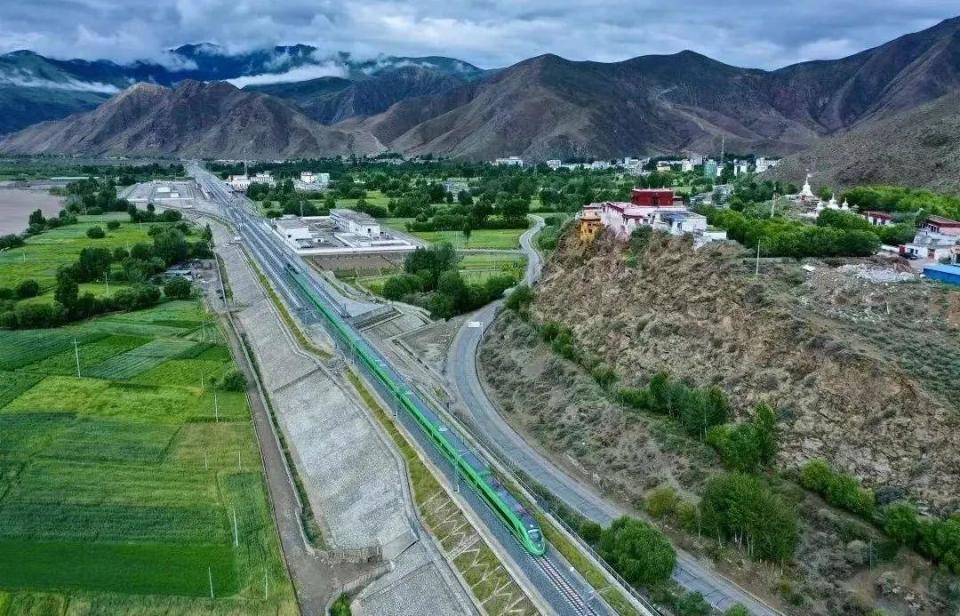 ?高原動(dòng)集動(dòng)車組。中國中車供圖。