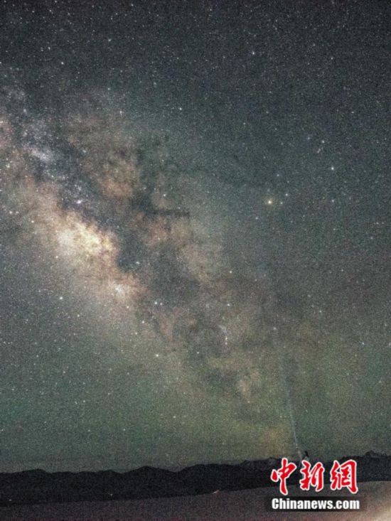 圖為6月20日晚游客在西藏阿里暗夜公園，與銀河“合影”。曹枝清 攝