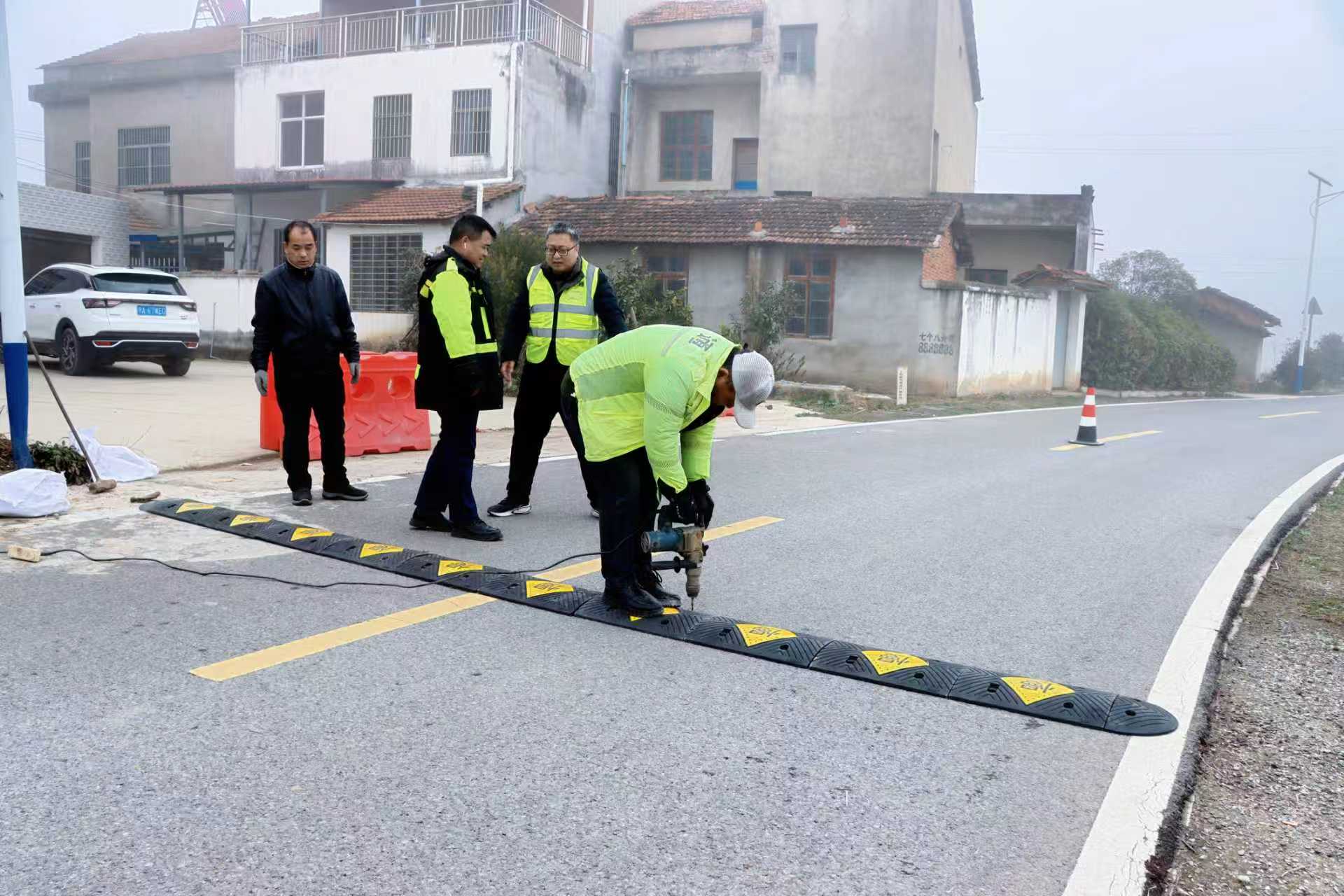 養(yǎng)護(hù)工對(duì)農(nóng)村公路進(jìn)行日常巡查、養(yǎng)護(hù)。受訪(fǎng)方供圖