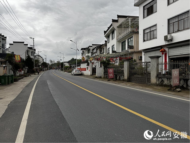 寬敞的S347公路穿過瞻淇村。人民網(wǎng)記者 胡雨松攝