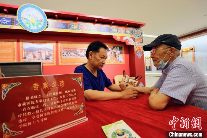 “藏韻瑰寶”藏醫(yī)四部醫(yī)典唐卡珍品展在天津美術(shù)館展出，展覽現(xiàn)場藏醫(yī)專家義診受歡迎?！⒖∩n 攝