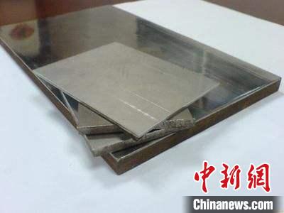 企業(yè)展示的金屬?gòu)?fù)合材料產(chǎn)品?！垕I子 攝