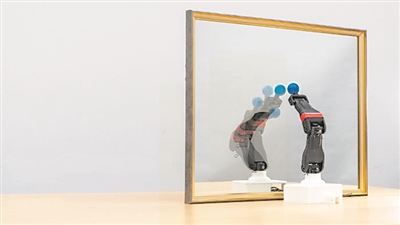  圖為機(jī)器人觀察自己在鏡子中的倒影，學(xué)習(xí)自身的形態(tài)和運(yùn)動(dòng)學(xué)，實(shí)現(xiàn)自主模擬。圖片來(lái)源：美國(guó)哥倫比亞大學(xué)