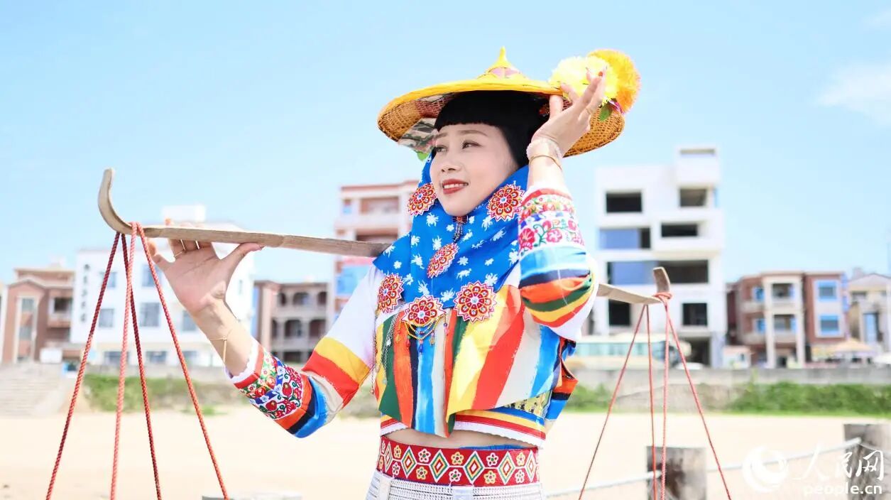 花頭巾包裹，配上寬檐黃斗笠，是惠安女獨特的“防曬套裝”。人民網(wǎng)記者 李昌乾攝