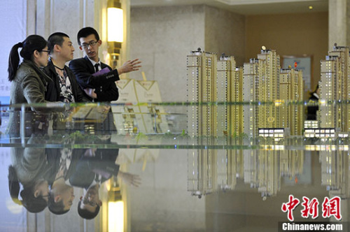 資料圖 置業(yè)顧問向民眾推薦商品房戶型。 <a target='_blank'  _fcksavedurl='http://www.chinanews.com/' _fcksavedurl='http://www.chinanews.com/'></p></table>中新社</a><p>　　記者 韋亮 攝