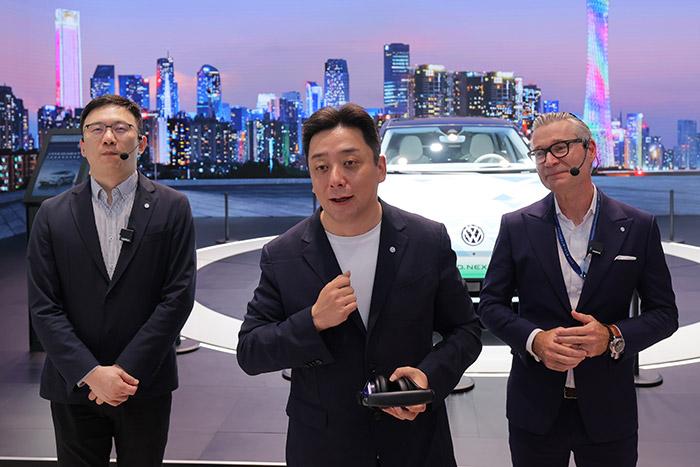 11月17日，上汽大眾汽車有限公司銷售與市場(chǎng)執(zhí)行副總經(jīng)理、上海上汽大眾汽車銷售有限公司總經(jīng)理俞經(jīng)民(中間)參加廣州車展展臺(tái)活動(dòng)。 上汽大眾 供圖