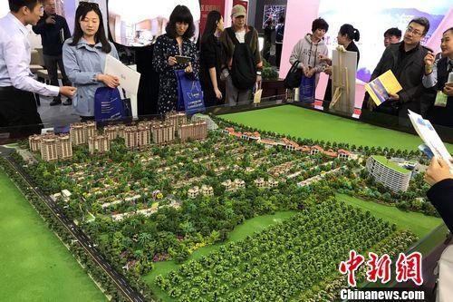 資料圖：民眾在2017年北京春季房展會(huì)上的某樓盤(pán)展臺(tái)咨詢(xún)。<a target='_blank'  _fcksavedurl='http://www.chinanews.com/' ></table>中新網(wǎng)</a> 程春雨 攝