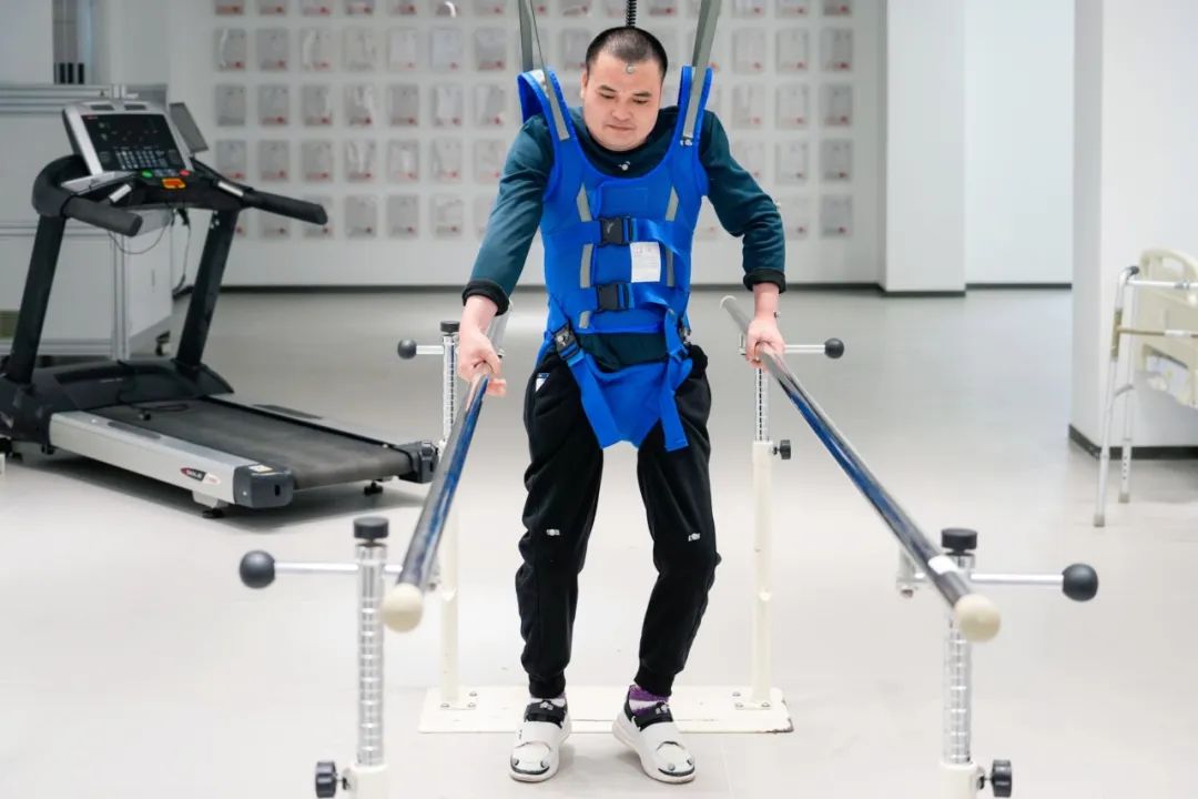 在術(shù)后第14天，患者依靠自身運(yùn)動(dòng)意圖行走。復(fù)旦大學(xué)供圖