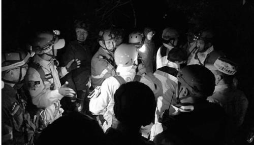 救援隊在龍山搜尋。