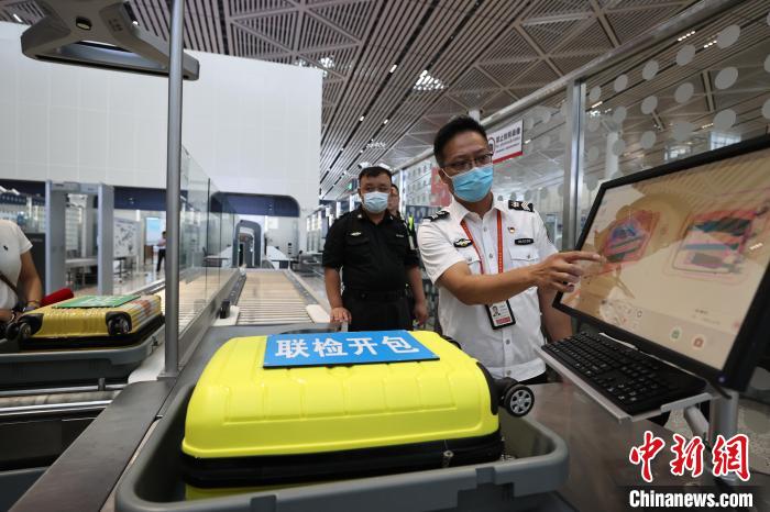 6月25日，在?？诿捞m國際機場T2航站樓，工作人員對完成改造的設(shè)備進行模擬測試?！∈Y啟明 攝