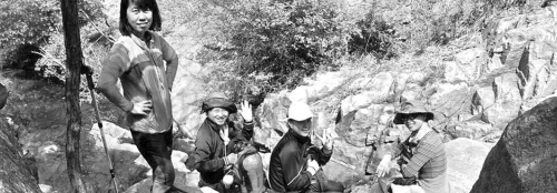 近日，資深驢友隨哥組織驢友到濟南仲宮太甲山游玩。圖為驢友正在山路上休息。隨哥供圖