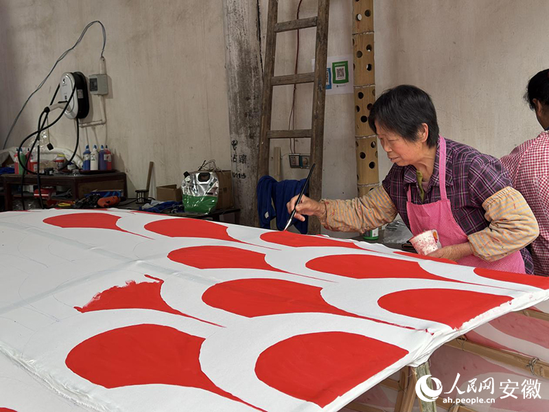 瞻淇村內(nèi)大多數(shù)村民都掌握制作魚燈的絕活。人民網(wǎng)記者 胡雨松攝