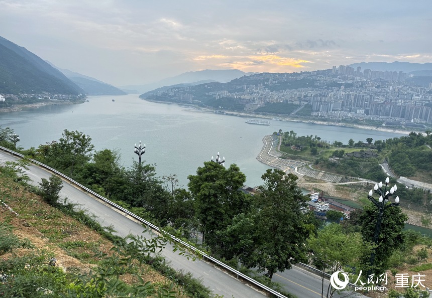 從巫山縣龍門街道江村遠眺，左側(cè)為三峽里·竹枝村，右側(cè)為巫山縣城。人民網(wǎng)記者 劉政寧攝