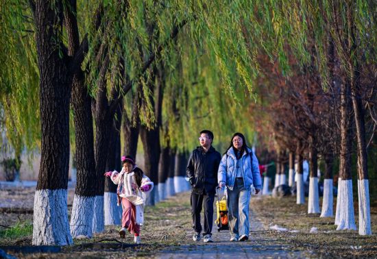 游客漫步在北京園博園內(nèi)。新華社記者 陳曄華 攝