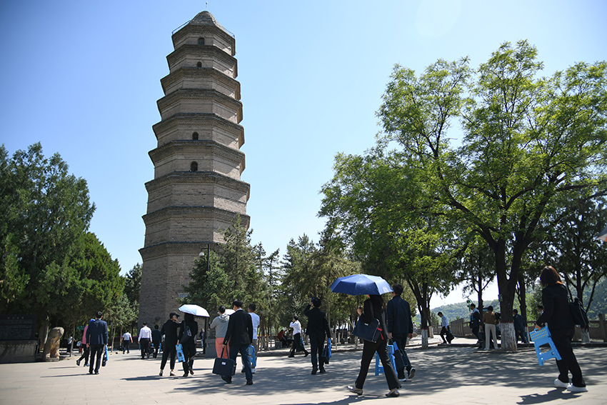 圖為2024年5月7日，游客在延安寶塔山參觀。 新華社記者 張博文 攝