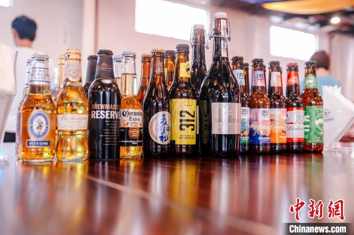 莆田基地主要生產(chǎn)全球旗艦品牌百威、科羅娜、貝克等啤酒，并生產(chǎn)雪津啤酒、雪山啤酒、藍妹啤酒等?！±钅宪?攝