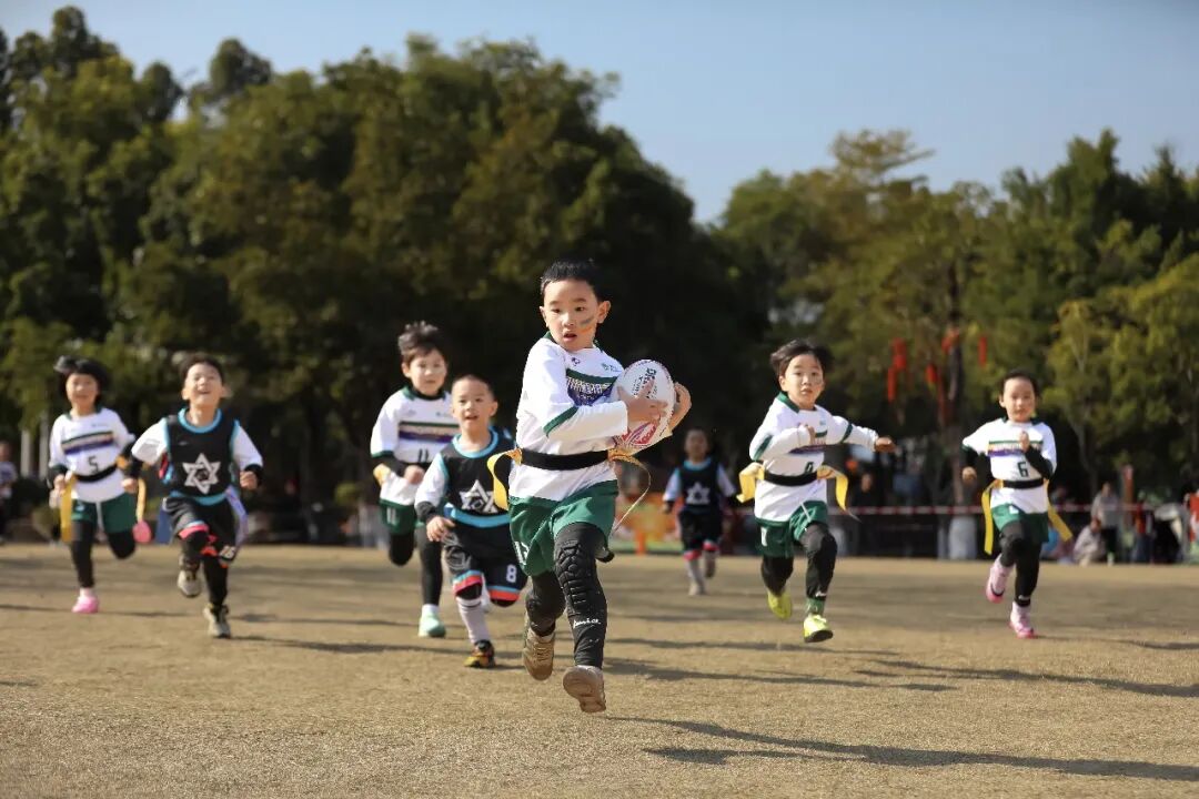 福建省福州市兒童公園，幼兒組隊員正在進(jìn)行橄欖球比賽。謝貴明攝（人民視覺）