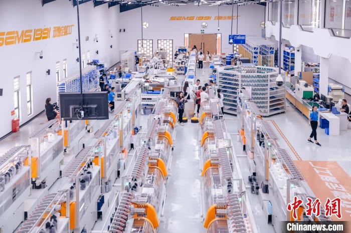 “高質(zhì)量發(fā)展調(diào)研行”主題采訪活動來到福建莆田雙馳鞋業(yè)個性化定制示范工廠?！±钅宪?攝