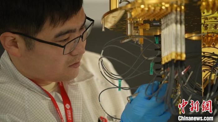 科研人員正在組裝超導(dǎo)量子計(jì)算機(jī)。